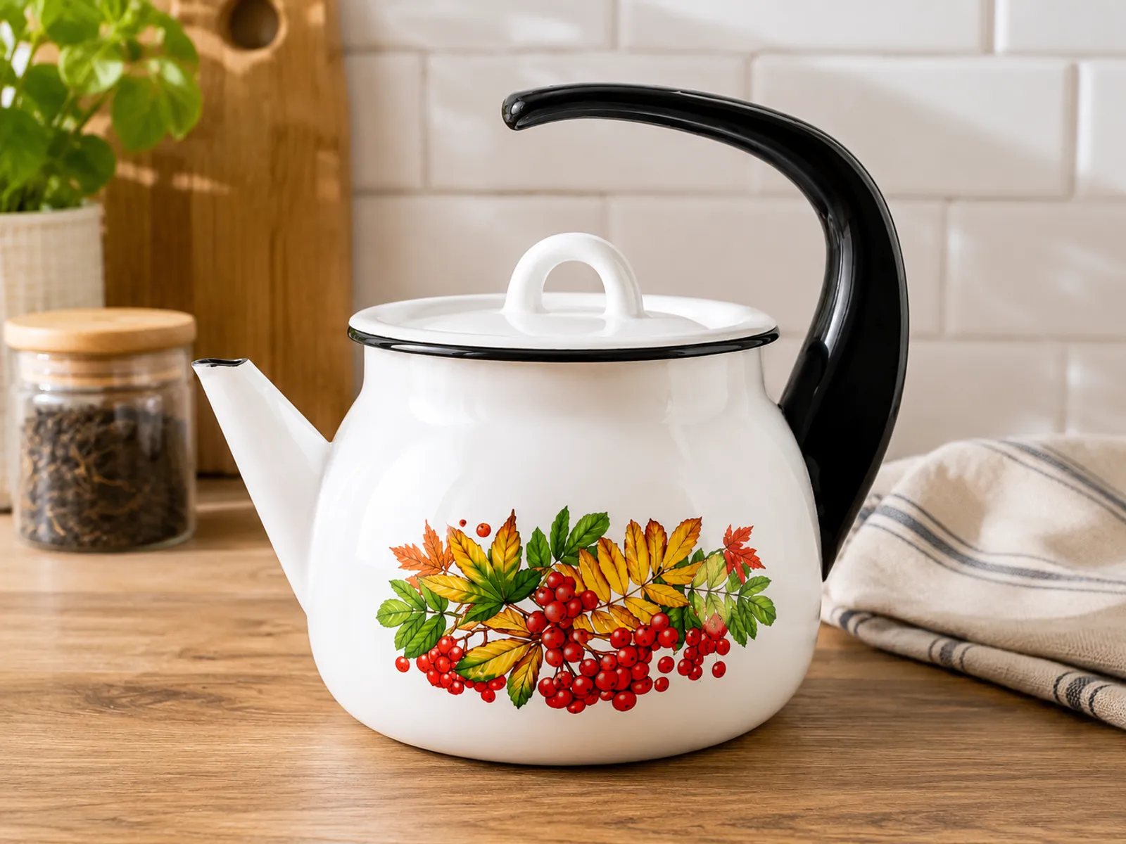 Enamel kettle with plastic handle 2.5 litre capacity