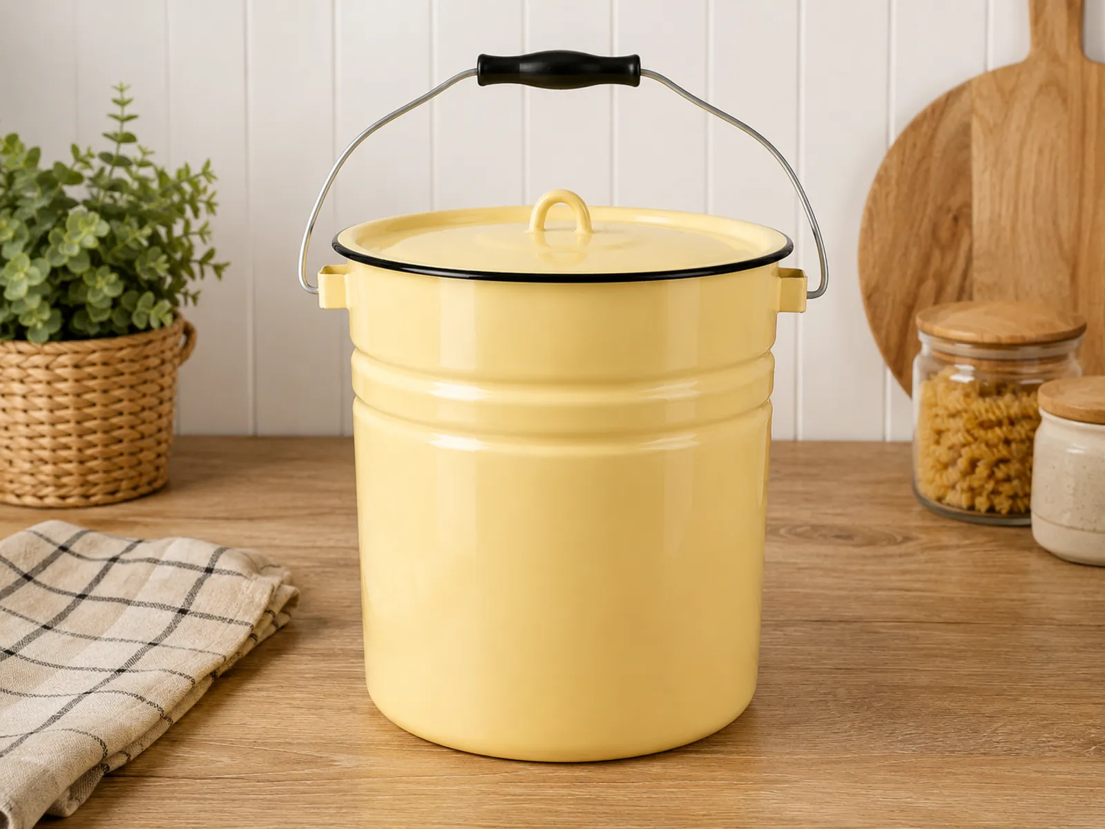 Enamel bucket with lid 12 litre capacity white