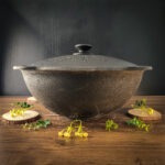 Usbeki Malmist Pada 10 Liitrine, Kaanega Ja Lameda Põhjaga.