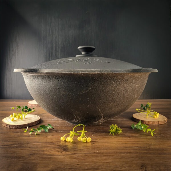 Usbeki malmist pada 10 liitrine, kaanega ja lameda põhjaga.