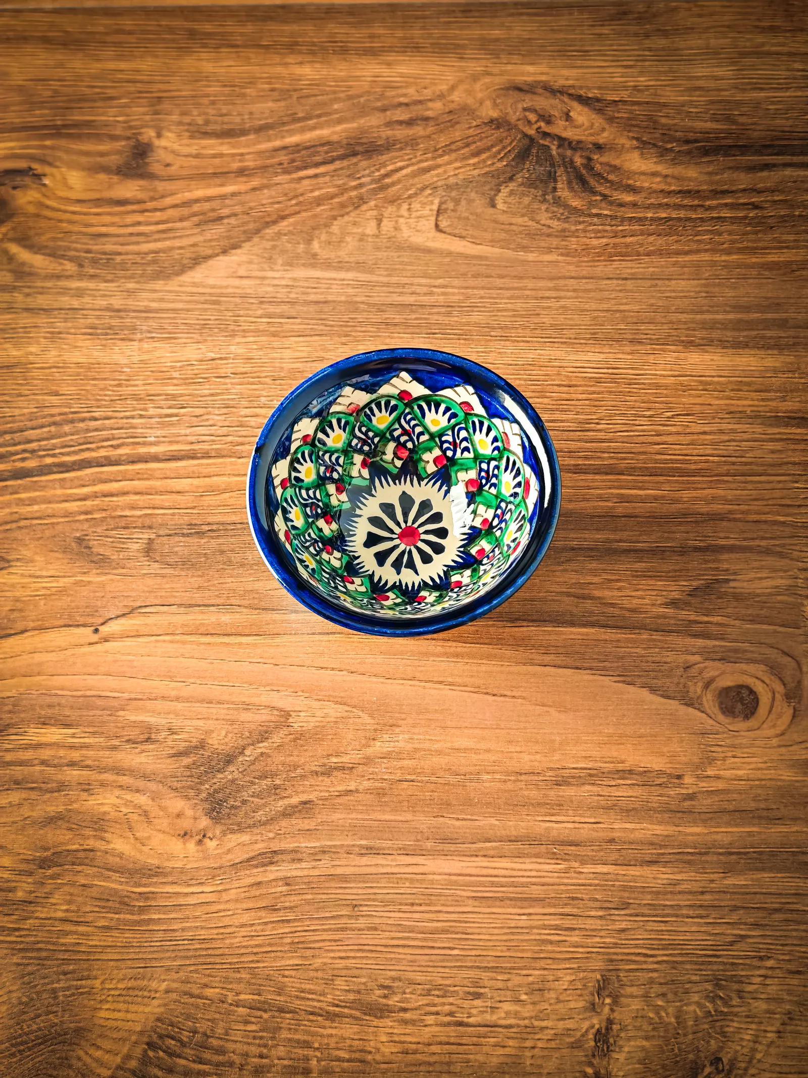 Usbeki kauss traditsioonilise ornamendiga, 11 cm läbimõõduga