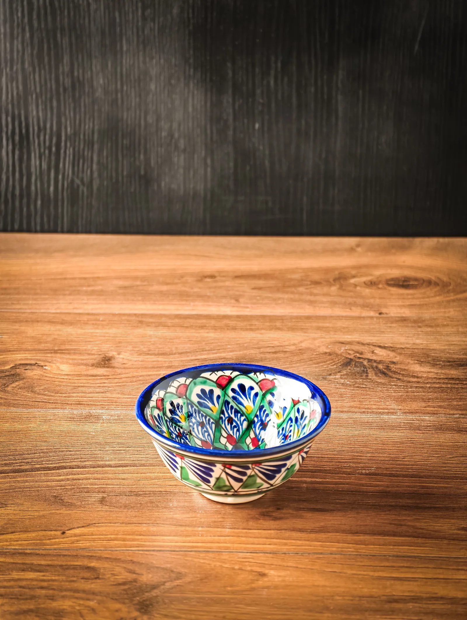 Usbeki kauss traditsioonilise ornamendiga, 11 cm läbimõõduga