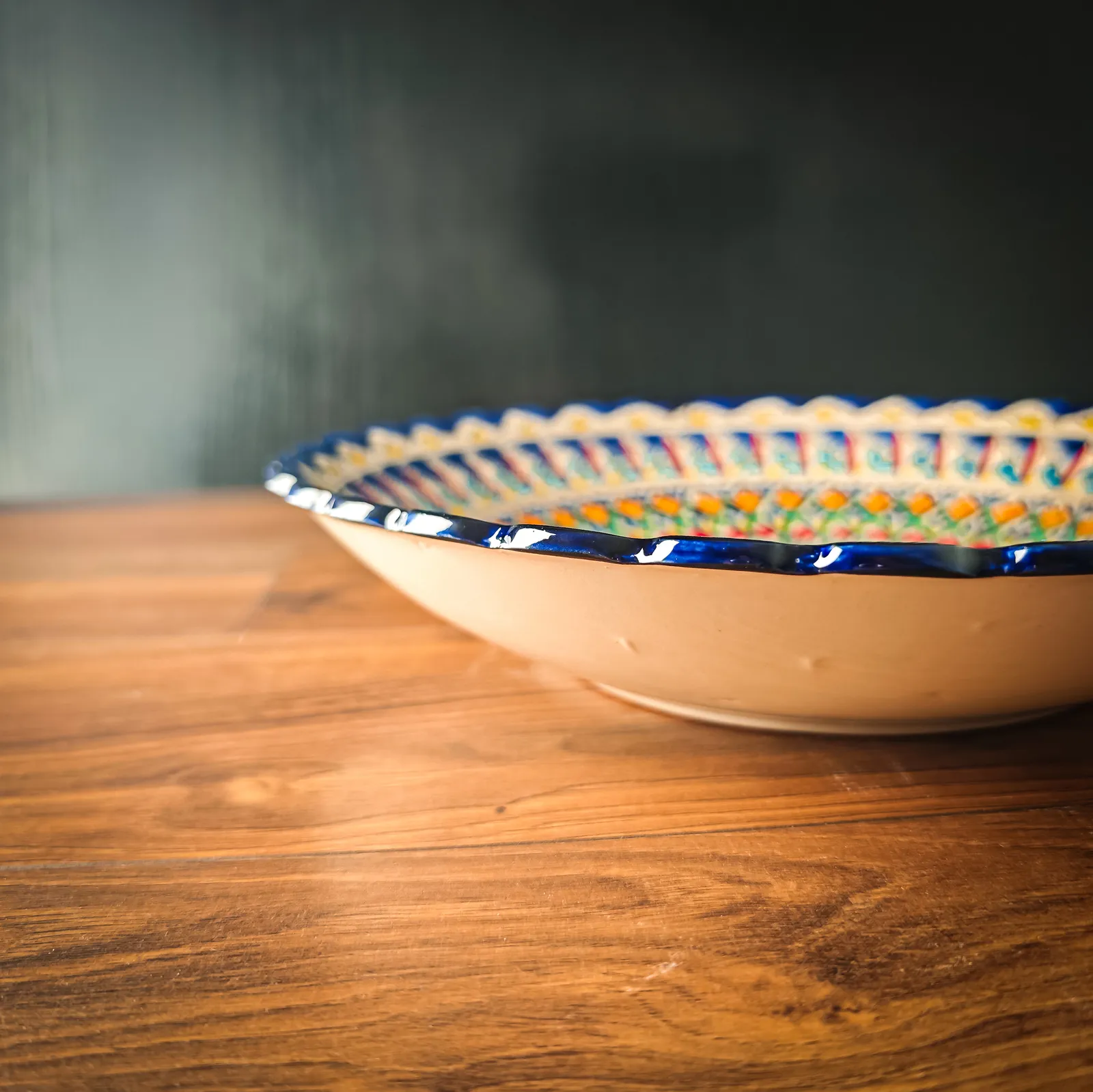 Usbeki praetaldrik Ljagan sakilise servaga Mehrob 34cm keraamiline ornamentidega